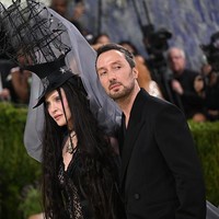 Anthony Vaccarello Mundur dari YSL, Koleksi Serba Emas Jadi Perpisahan