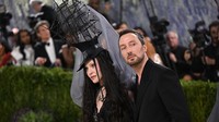 Anthony Vaccarello Mundur dari YSL, Koleksi Serba Emas Jadi Perpisahan