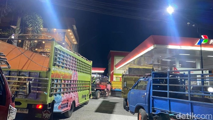 Antrean panjang truk dan bus di SPBU Tete Bassi, Tana Toraja, Sulsel, menyebabkan kemacetan parah.
