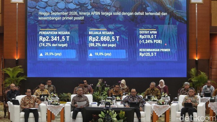 Menteri Keuangan Suahasil Nazara bersama tiga wakil menkeu yakni Juda Agung, Luky Afirman dan Nurkholisoh Ibnu Aman memaparkan situasi keuangan negara pada konferensi pers APBN KiTa edisi Oktober 2026 di Jakarta, Jumat (9/10/2026). Hingga akhir September 2026, realisasi Anggaran Pendapatan dan Belanja Negara (APBN) juga mencatatkan kinerja yang on track, dimana pendapatan negara mencapai Rp2.341,5 triliun atau 74,2 persen dari target APBN. Sementara, belanja negara terealisasi sebesar Rp2.660,5 triliun, dengan percepatan penyerapan belanja yang akan berlangsung pada November dan Desember. Defisit APBN juga terjaga pada tingkat Rp319 triliun atau 1,24 persen terhadap Produk Domestik Bruto (PDB).