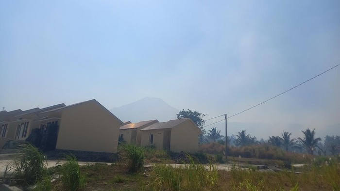 Asap pekat menyelimuti di sekitar lokasi karhutla Gunung Klabat Minahasa Utara.