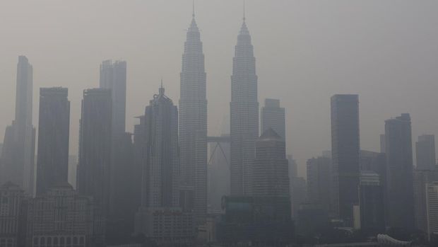 ASIA-WEATHER/MALAYSIA Kuala Lumpur's skyline shrouded in haze from regional wildfires, in Kuala Lumpur, Malaysia, October 9, 2026. REUTERS/Hasnoor Hussain