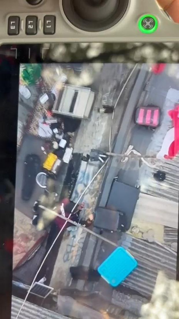 Bareskrim Polri menggerebek narkoba di Kampung Ambon dan Boncos, menyita koper di atas genteng