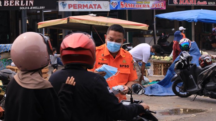 Kalaksa BPBD Pekanbaru saat pembagian masker.