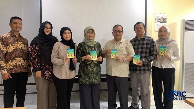 Buku saku skrining kesehatan mental mahasiswa penghuni asrama Universitas Indonesia (UI) yang diluncurkan di Asrama UI, Depok, Jawa Barat, Jumat (9/10/2026), disusun sebagai panduan untuk membantu deteksi dini risiko masalah kesehatan mental mahasiswa, termasuk stres, kecemasan, dan depresi. Buku saku skrining kesehatan mental mahasiswa penghuni asrama Universitas Indonesia (UI) yang diluncurkan di Asrama UI, Depok, Jawa Barat, Jumat (9/10/2026), disusun sebagai panduan untuk membantu deteksi dini risiko masalah kesehatan mental mahasiswa, termasuk stres, kecemasan, dan depresi. (CNBC Indonesia/Fergi Nadira)
