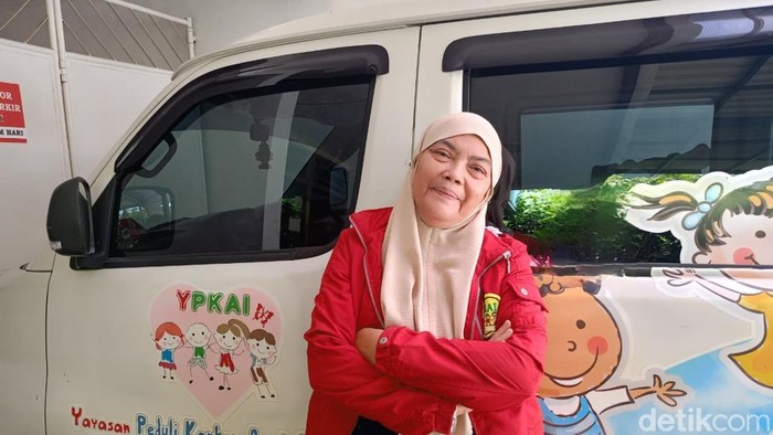 Bunda Iis menjadi sopir ambulans antarkan anak-anak pejuang kanker di Surabaya