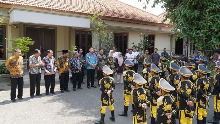 Bupati Lamongan, Yuhronur Efendi saat memberikan pesan kepada 8 Kontingen Forbasi
