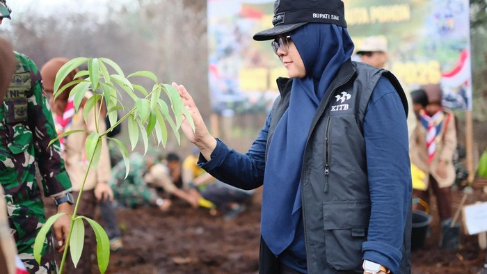 Bupati Afni saat menanam pohon di KITB