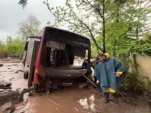 Video Bus Hanyut Tersapu Banjir Bandang di Chili