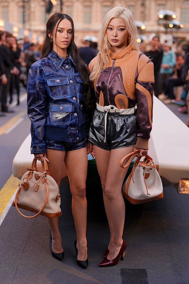 Tak kalah memukau, ada duo Daniella dan Yoonchae yang menjadi tamu peragaan busana Louis Vuitton Spring/Summer 2027. Keduanya memamerkan koleksi handbag eksklusif hasil kolaborasi LV dan Singer, yang disertakan dengan Porsche 911 Reimagined Classic Turbo rancangan Nicolas Ghesquière. Foto: Getty Images