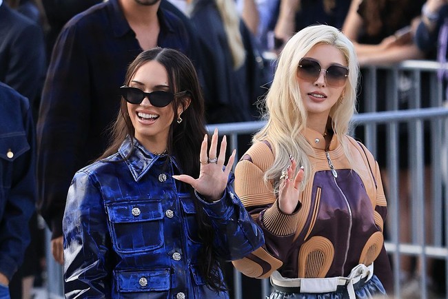 Daniela mengenakan leather jacket dan micro pants berwarna biru tua, yang serasi dengan sepatu heels berwarna hitam. Ia menenteng koleksi tas Louis Vuitton Alma. Foto: Getty Images
