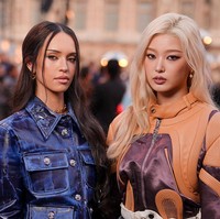 Personel termuda KATSEYE asal Korea Selatan, Yoonchae pun terlihat memukau dengan rambut pirangnya. Ia mengenakan color-blocked moto jacket, micro pants hitam, sepatu pumps berwarna burgundy, serta tas Louis Vuitton Noe serupa. Foto: Getty Images