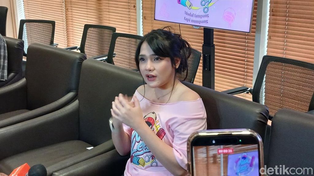 Davina Karamoy Belajar Jadi Pegawai Salon demi Proyek Baru