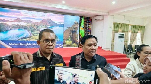 Ketua Komisi V DPR RI Lasarus (kanan) didampingi Gubernur NTT Melki Laka Lena di Labuan Bajo, Jumat (9/10/2026).