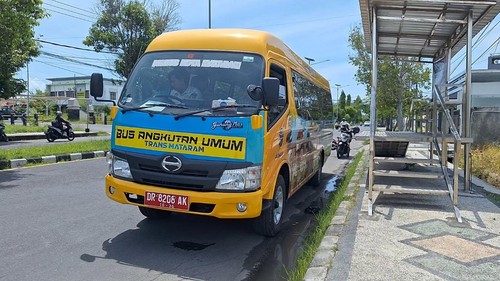 Dua bus kuning milik Pemkot Mataram akan dijadikan sebagai shuttle bus menuju Sirkuit Mandalika, Lombok Tengah. (Nathea Citra/detikBali)