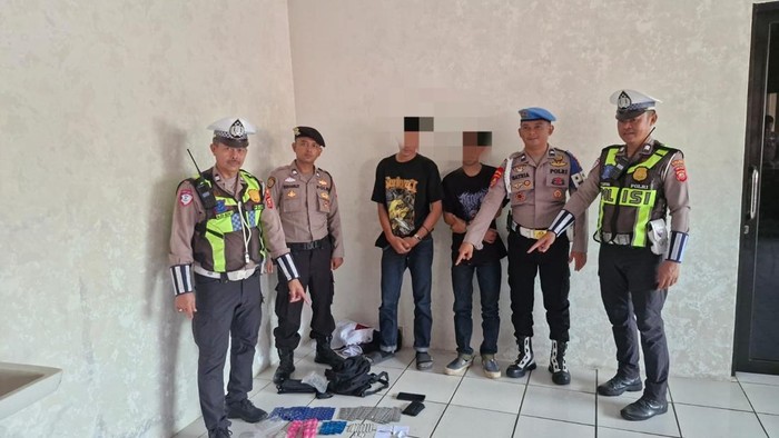 dua pemuda diringkus usai ditemukan ratusan obat terlarang di dalam tas