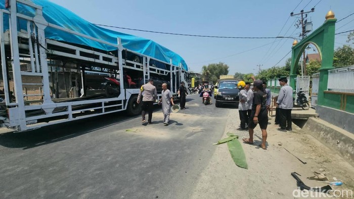 Dua siswa MAN 1 Polewali Mandar tewas dalam kecelakaan tabrak lari di Jalan Trans Sulawesi.