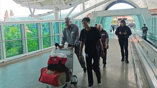 Dua WN Iran berinisial BM (47) dan MH (71) dideportasi oleh Rudenim Denpasar melalui Bandara I Gusti Ngurah Rai, Jumat (9/10/2026). (Dok. Rudenim Denpasar)