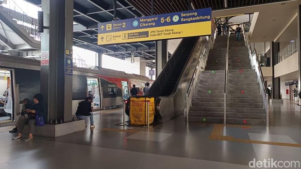 Eskalator di peron 1 Stasiun Tanah Abang, Jakarta Pusat beroperasi normal lagi. Salah satu eskalator sempat tak difungsikan karena sedang dilakukan perawatan. (Shonya NR/detikcom)