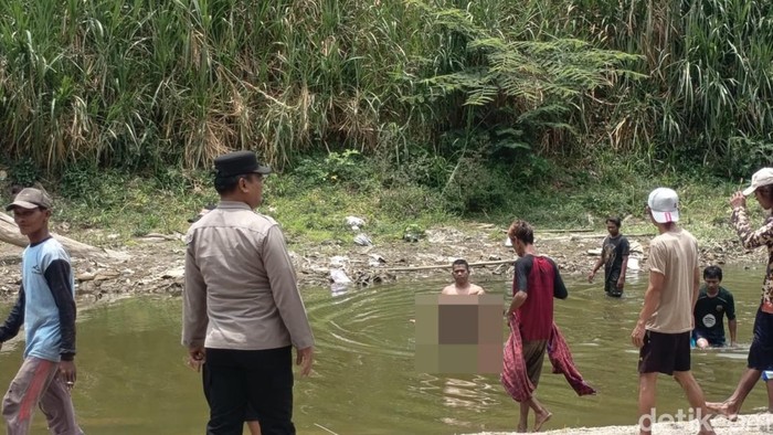 Evakuasi bocah 5 tahun tenggelam di sungai Ponorogo