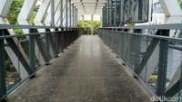 Salah satunya di Jalan Frtontage Ahmad Yani. Jembatan Penyeberangan Orang (JPO) yang memiliki desain modern dan estetik.