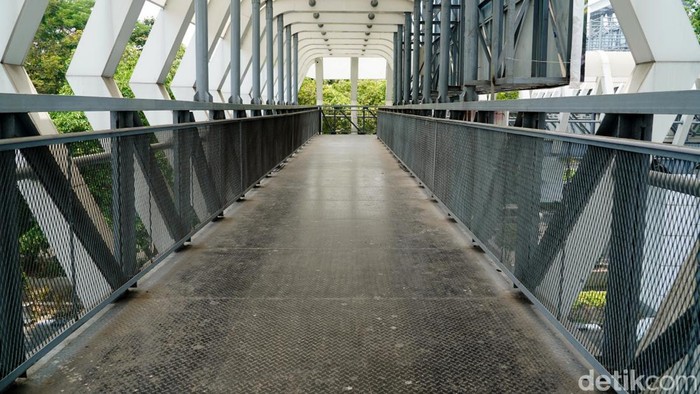 Fasilitas Umun Jembatan Penyeberangan Orang di Surabaya