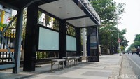 Halte bus modern bertuliskan Halte Ubhara tampak berdiri kokoh dikawasan Universitas Bhayangkara Surabaya, tepat di bawah struktur Jembatan Penyeberangan Orang (JPO).