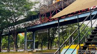Struktur rangka besi dan tangga akses JPO yang membentang kokoh di atas Jalan Ahmad Yani Surabaya tampak jelas memfasilitasi mobilitas warga.