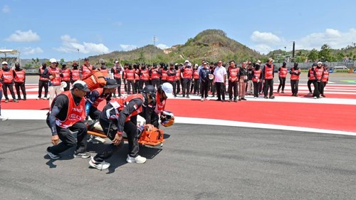 Gubernur NTB, Lalu Muhamad Iqbal, menyapa tim medis MotoGP Mandalika, Kamis (8/11/2026). (Dok. Pemprov NTB)
