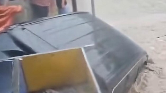 Hujan deras di Jayapura menyebabkan banjir, dua mobil terperosok ke saluran air.