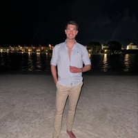 Elkan Baggott sering tampil kasual saat sedang tidak berada di lapangan. Penampilannya terlihat santai memakai kemeja kasual namun rapi. Dengan postur tubuh tinggi, gaya sederhana Baggot justru membuat auranya semakin mencuri perhatian. Foto: Dok. Instagram Elkan Baggott