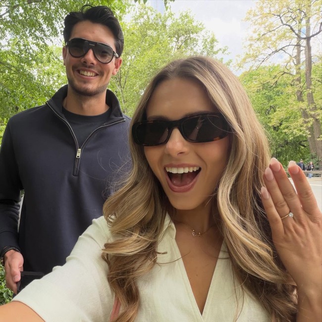 Hubungan Elkan Baggot dan Katie juga semakin serius setelah sang pesepak bola melamarnya pada Mei 2026. Momen tersebut diketahui dari unggahan Instagram pribadinya yang memperlihatkan perjalanan mereka di New York, sementara Katie kemudian menunjukkan cincin pertunangannya. Foto: Dok. Instagram Elkan Baggott