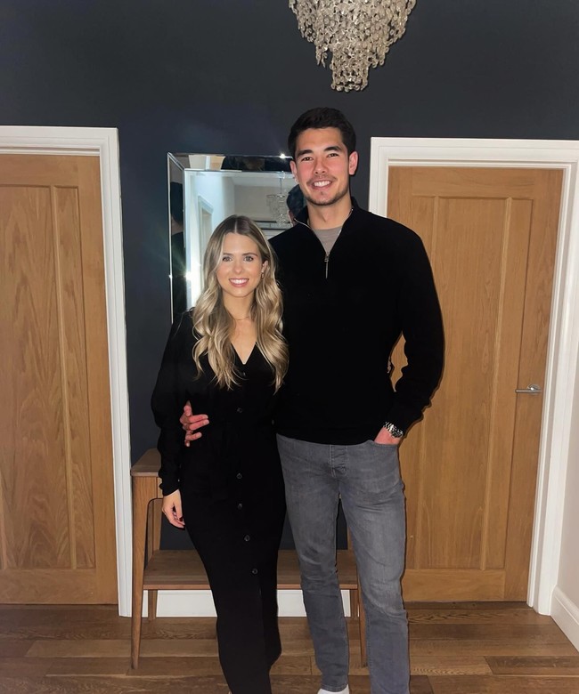 Tak jarang Elkan Baggot membagikan momen romantis bersama Katie di Instagram. Bahkan seringkali mereka tampil kompak mengenakan baju warna senada. Foto: Dok. Instagram Elkan Baggott