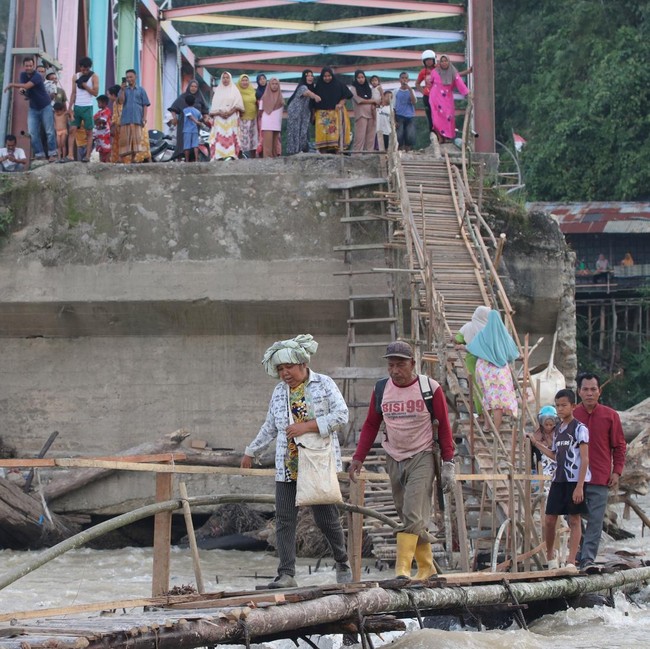 Jembatan Rusak Diterjang Banjir, Warga Aceh Tenggara Andalkan Jembatan Darurat