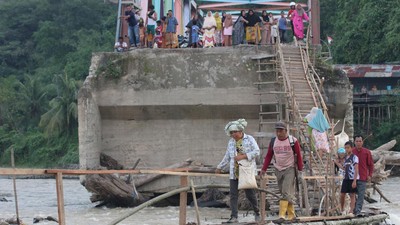 Jembatan Rusak Diterjang Banjir, Warga Aceh Tenggara Andalkan Jembatan Darurat