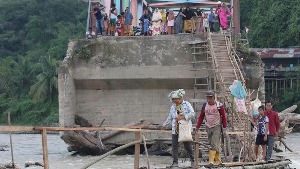 Jembatan Rusak Diterjang Banjir, Warga Aceh Tenggara Andalkan Jembatan Darurat