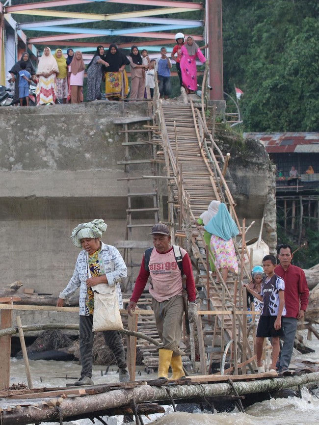 Jembatan Rusak Diterjang Banjir, Warga Aceh Tenggara Andalkan Jembatan Darurat