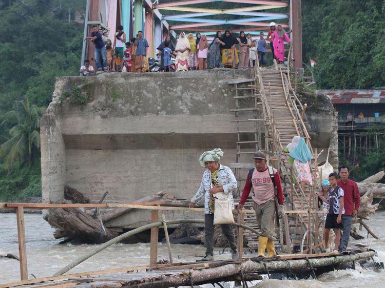 Jembatan Rusak Diterjang Banjir, Warga Aceh Tenggara Andalkan Jembatan Darurat