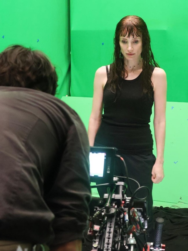 BTS Jessica Chastain Main Film Other Mommy, Senyumnya Ngeri