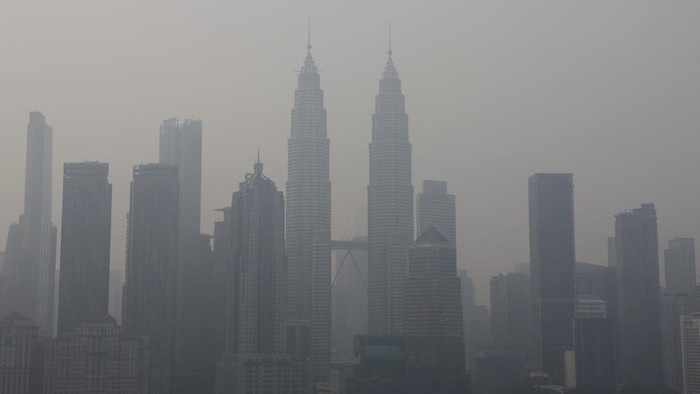 Kuala Lumpurs skyline shrouded in haze from regional wildfires, in Kuala Lumpur, Malaysia, October 9, 2026. REUTERS/Hasnoor Hussain
