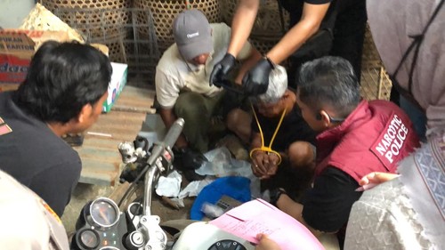 Tim gabungan menggerebek kampung narkoba di Mataram, NTB, Jumat (9/10/2026). (Foto : istimewa).
