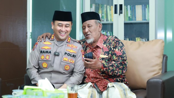 Kapolres Gresik AKBP Ramadhan Nasution bersama Ketua Umum Majelis Ulama Indonesia (MUI) Kabupaten Gresik KH Ainur Rofiq Toyyib