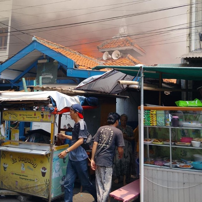 Kebakaran melanda permukiman kawasan Tambora, Jakarta Barat (Jakbar). Lebih dari 100 personel pemadam kebakaran (damkar) dikerahkan ke lokasi. (dok Damkar Jakbar)
