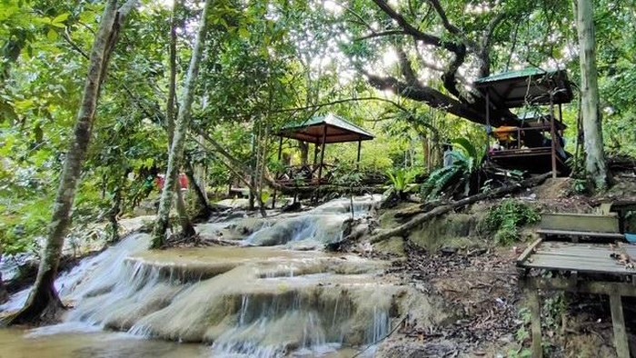 Keindahan Air Terjun Tangga Bidadari di Kutai Timur. (Laman Desa Selangkau)