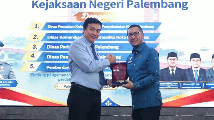 Kepala Dinas Komunikasi dan Informatika Kota Palembang Kemas Haikal dan Kepala Kejaksaan Negeri Palembang Mohammad Nasir