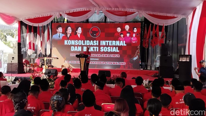 Ketua DPD PDI Perjuangan Jawa Timur Said Abdullah saat memberikan arahan kepada kader