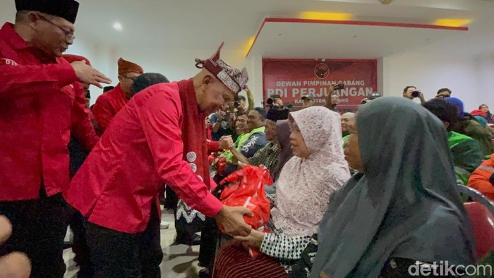 Ketua DPD PDI Perjuangan Jawa Timur Said Abdullah saat memberikan tali asih