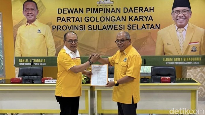 Ketua Golkar Sulsel Ilham Arief Sirajuddin (IAS) menyerahkan SK Plt Ketua Golkar Makassar ke Supriansa.