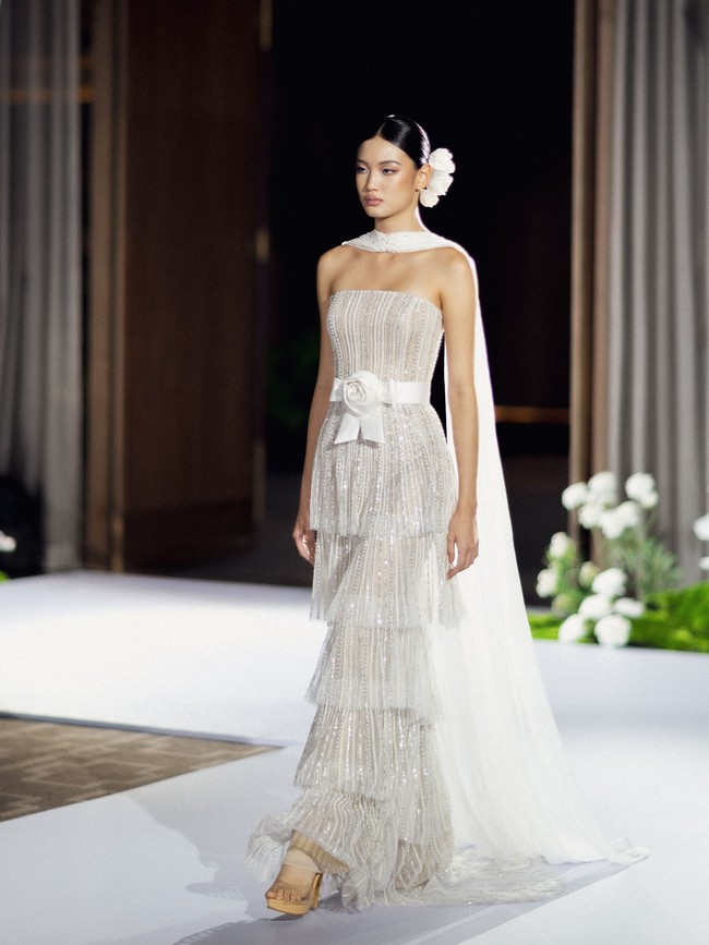 Salah satu daya tarik koleksi La Belle adalah sentuhan romantisme Jazz Age, era 1920-an yang dikenal dengan karakter busana elegan dan estetika khas Art Deco.Inspirasi tersebut diterjemahkan melalui siluet drop waist, untaian mutiara, serta motif geometris yang diaplikasikan pada sejumlah gaun. Perpaduan ini menghadirkan nuansa klasik yang tetap relevan dengan selera perempuan masa kini. (Foto: Dok. Sebastian Gunawan)