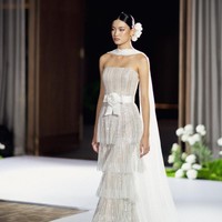 Salah satu daya tarik koleksi La Belle adalah sentuhan romantisme Jazz Age, era 1920-an yang dikenal dengan karakter busana elegan dan estetika khas Art Deco.Inspirasi tersebut diterjemahkan melalui siluet drop waist, untaian mutiara, serta motif geometris yang diaplikasikan pada sejumlah gaun. Perpaduan ini menghadirkan nuansa klasik yang tetap relevan dengan selera perempuan masa kini. (Foto: Dok. Sebastian Gunawan)